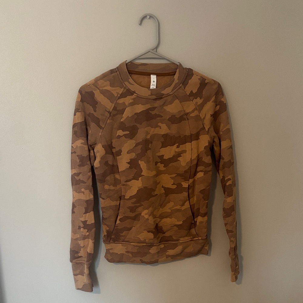 Women Lululemon crewneck
